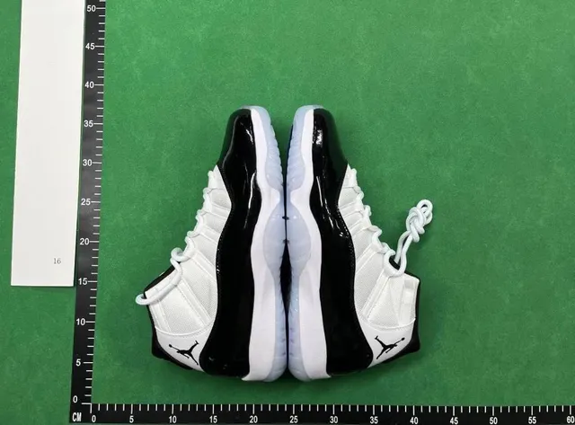 Air Jordan 11 Concord