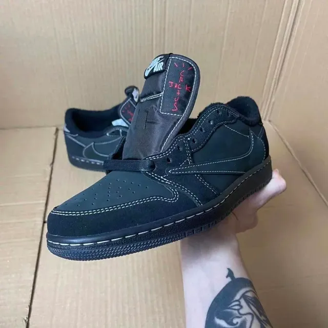 AJ1黑色倒钩低帮4.0