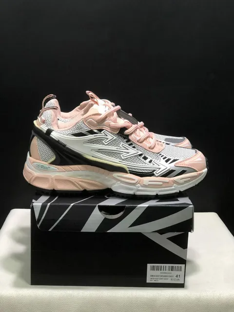 粉白色