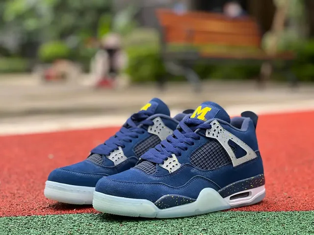 Air Jordan 4 Michigan