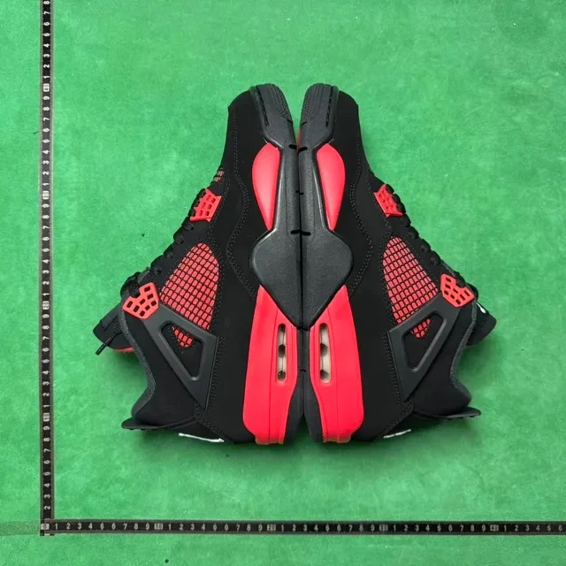 Air Jordan 4 Bred