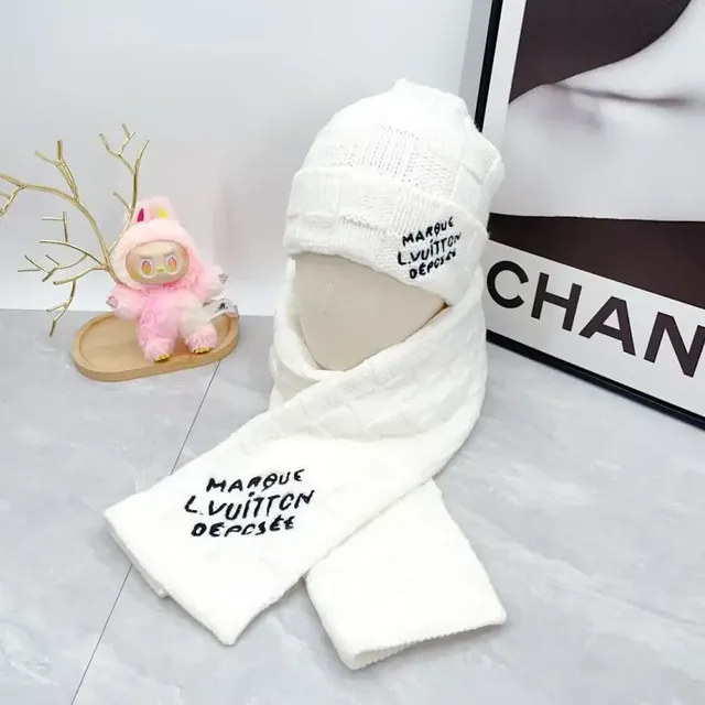 Louis Vuitton Knit Beanie and Scarf Set Marque L.VUITTON Déposée