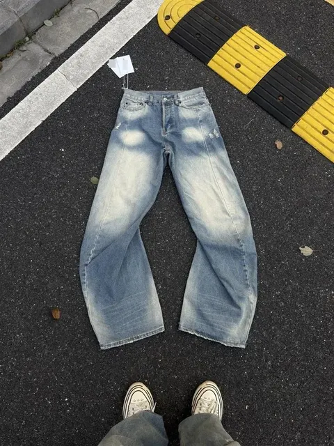 AC29—FW25 2006m 宽松低腰阔腿弯刀牛仔裤