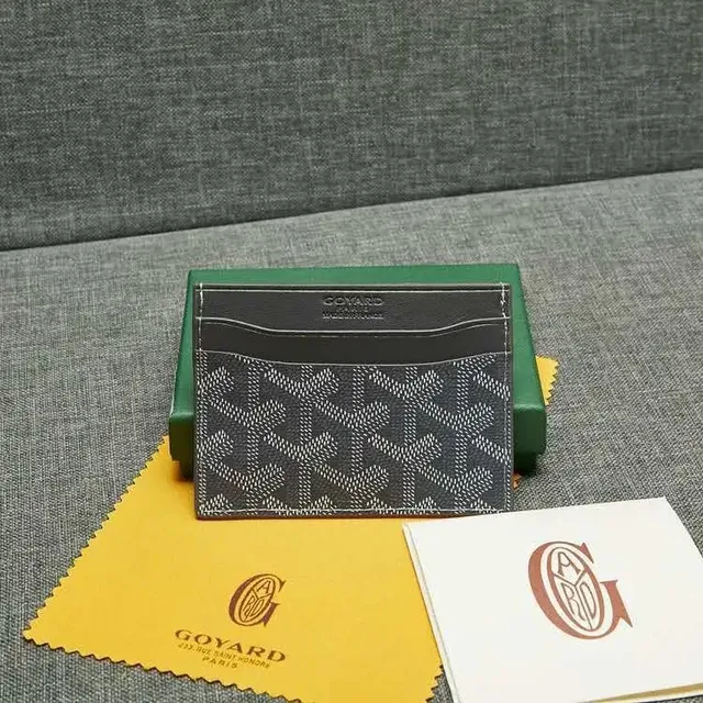 碳灰色