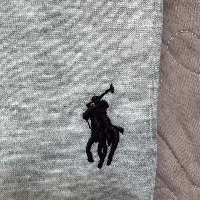 灰色衣服黑色标