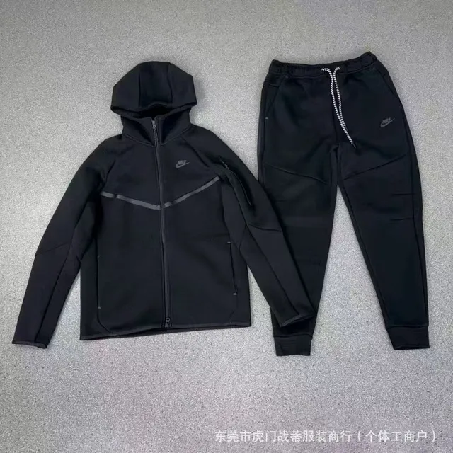 0950+4496 set in black