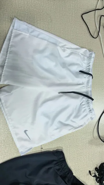 白色短裤