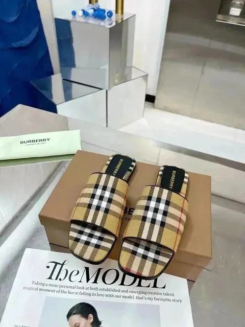 Burberry Check Slide Vintage Check