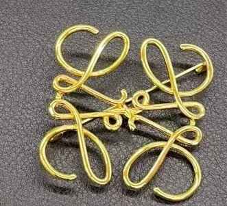 金色胸针