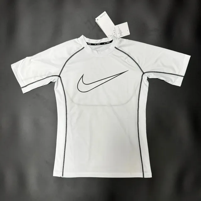 Nike Pro Top Swoosh Outline