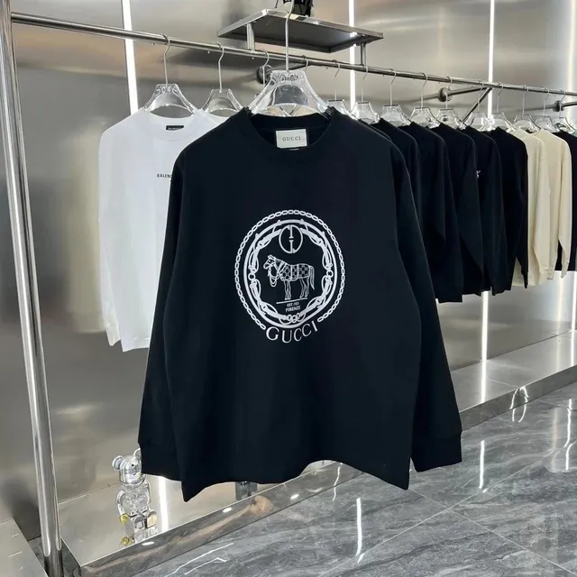 Gucci Long-Sleeve Tee Horse and Chain Logo