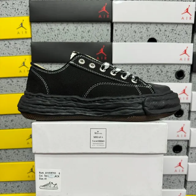 Maison Mihara Yasuhiro Mihara Yasuhiro x Jordan Black Canvas