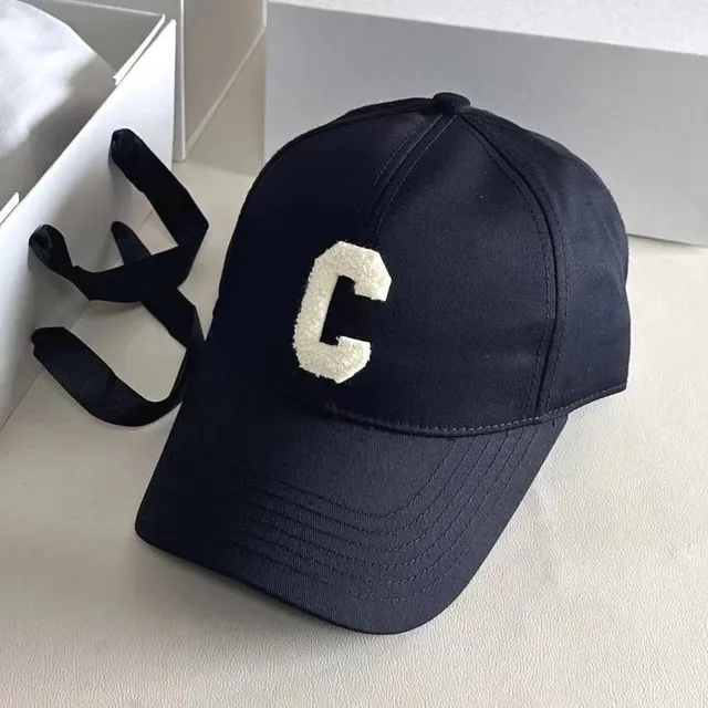 黑色 毛绒字母C