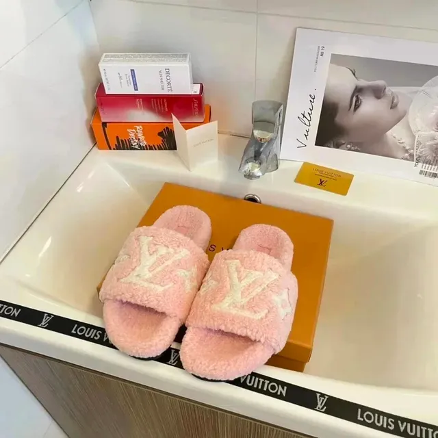 Louis Vuitton Slippers Shearling Logo