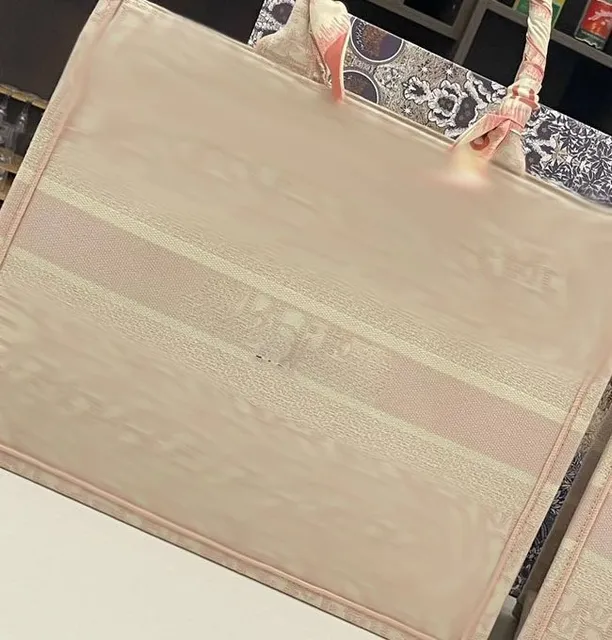 Louis Vuitton Neverfull Monogram Canvas