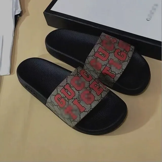 黑底红字母