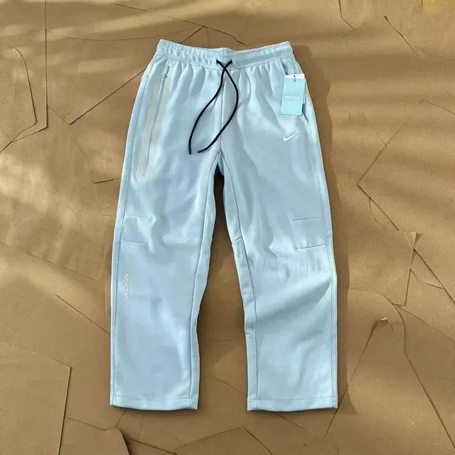 天蓝色裤子