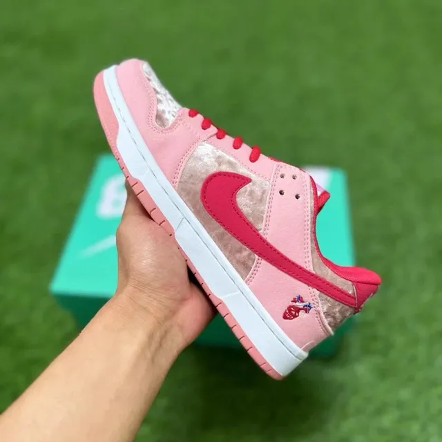 Nike × Travis Scott SB Dunk Low Strawberry Cough