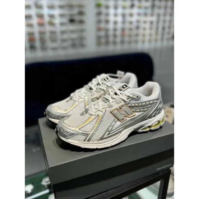 New Balance 2002R