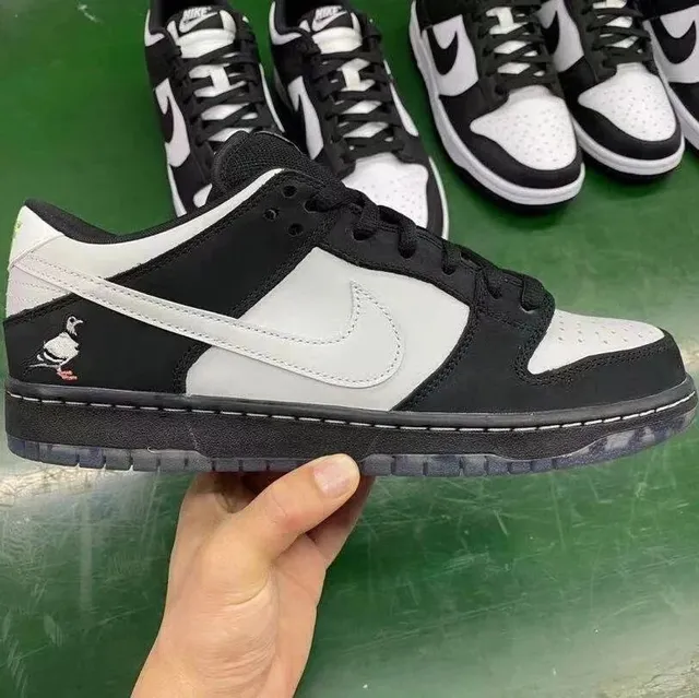 Nike Dunk Low Pigeon