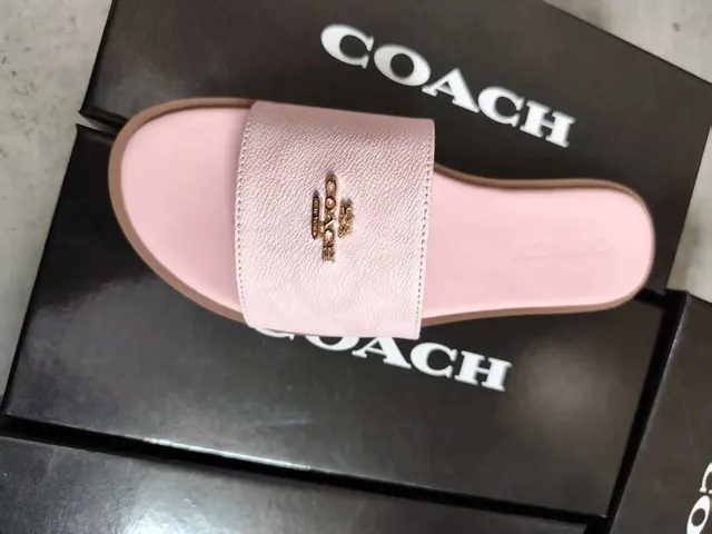 粉红色