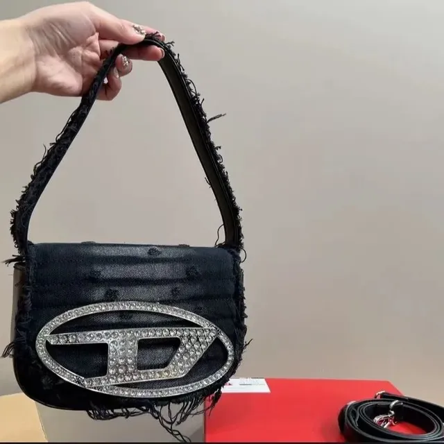黑色牛仔配礼盒