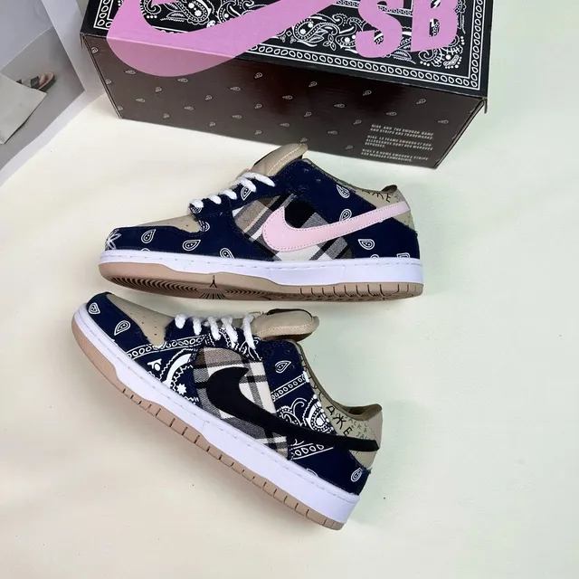 Nike × Travis Scott SB Dunk Low Bandana