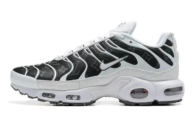 Nike Air Max Plus Triple Black/White