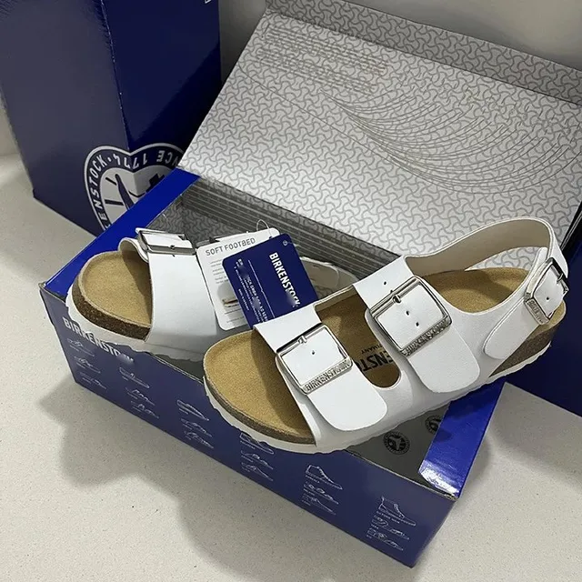 白色双扣凉鞋