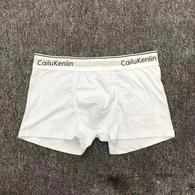 C白色
