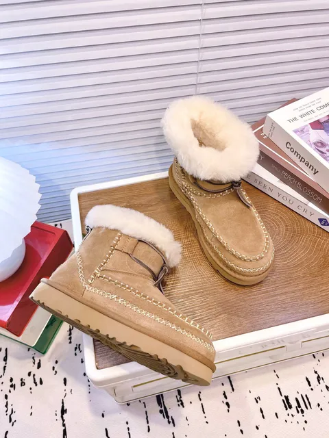 UGG Mini Bailey Button Shearling Lined