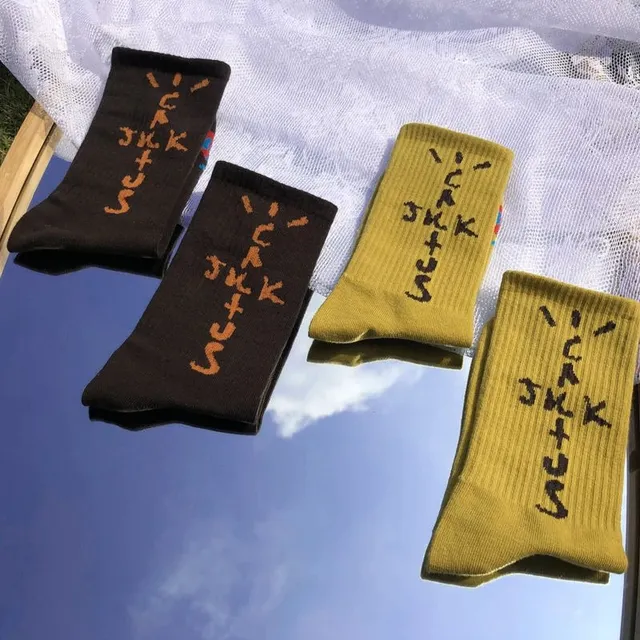 黑色姜黄色各一双