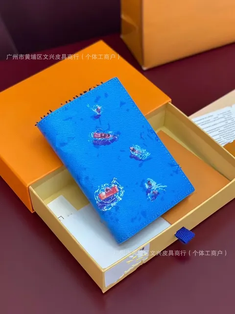 蓝色护照夹