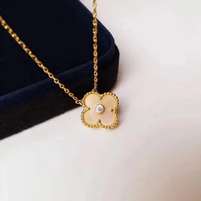 Van Cleef & Arpels Alhambra Pendant Mother-of-Pearl with Diamond