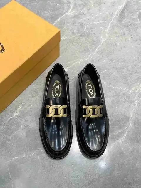 Double T Loafer Gold Chain Detail