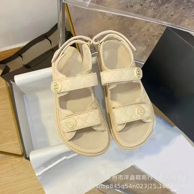 杏色圆扣