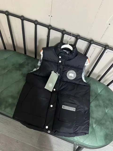黑色白标马甲