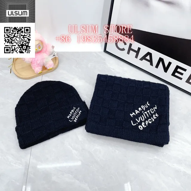 Louis Vuitton Knit Beanie and Scarf Set Marque L.VUITTON Déposée