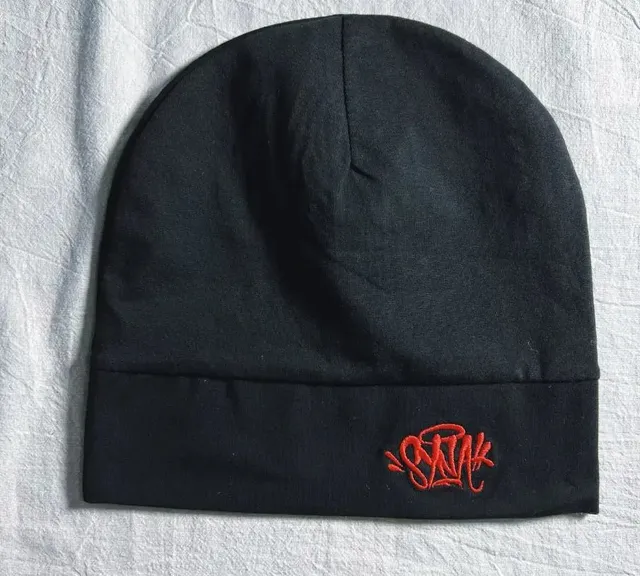 sy beanie 黑红刺绣 with original packing