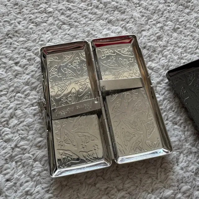 银色烟盒