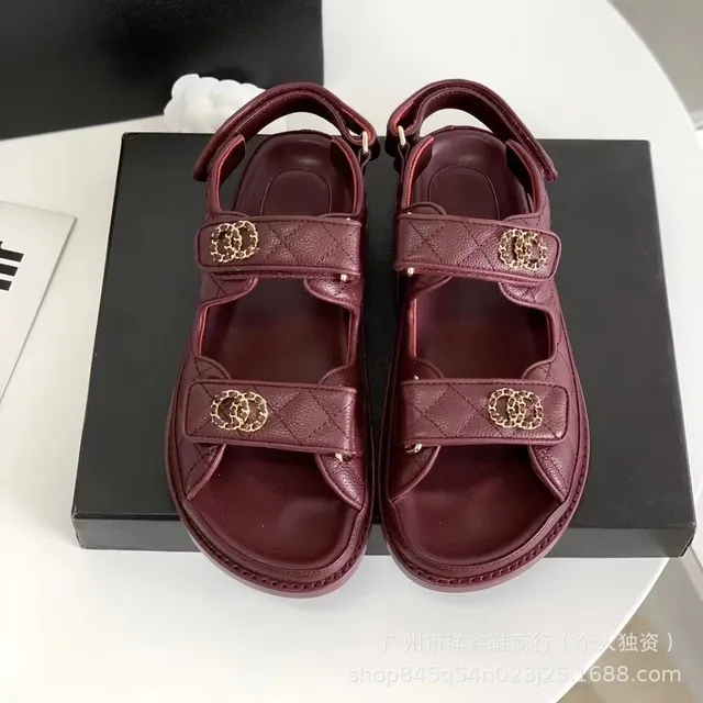 酒红色金扣
