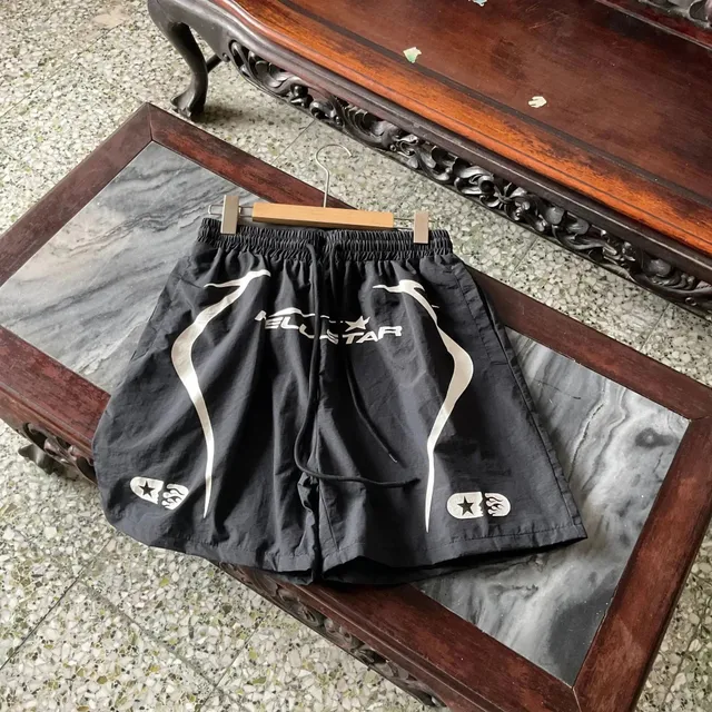 黑色