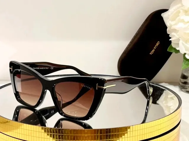 Tom Ford Cat-Eye Sunglasses Black Frame Brown Gradient Lens