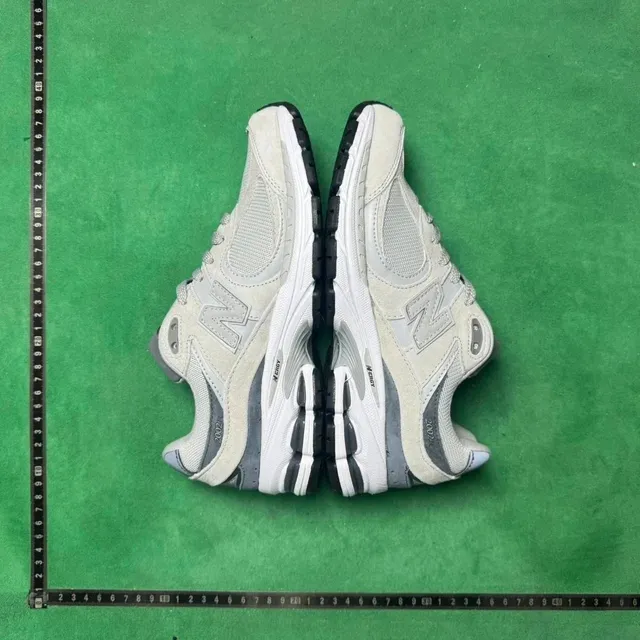 New Balance 2002R Grey/White