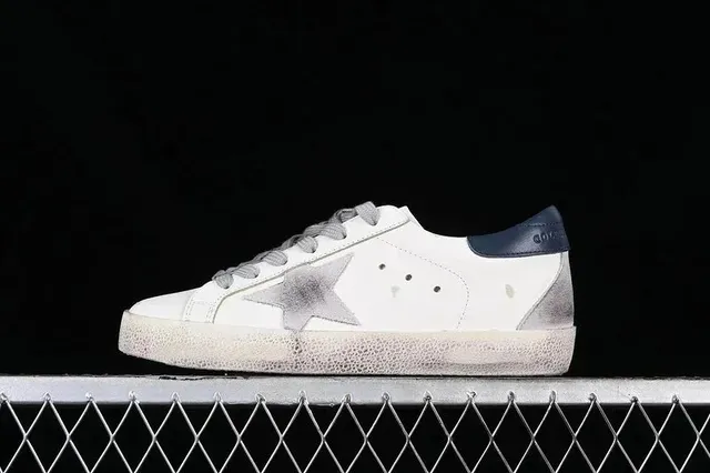 Golden Goose Superstar Distressed Star