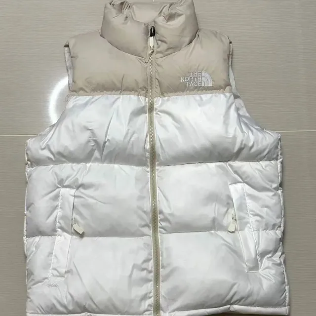 north白色拼卡其色