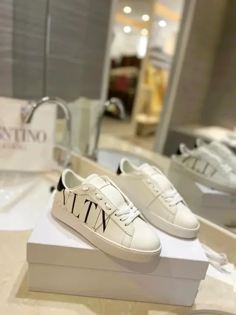 Valentino Rockstud VLTN Logo