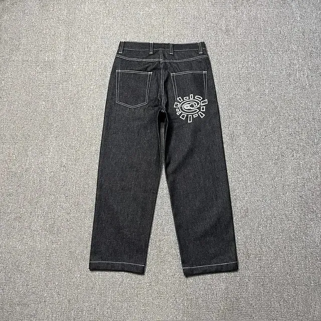 黑色牛仔裤