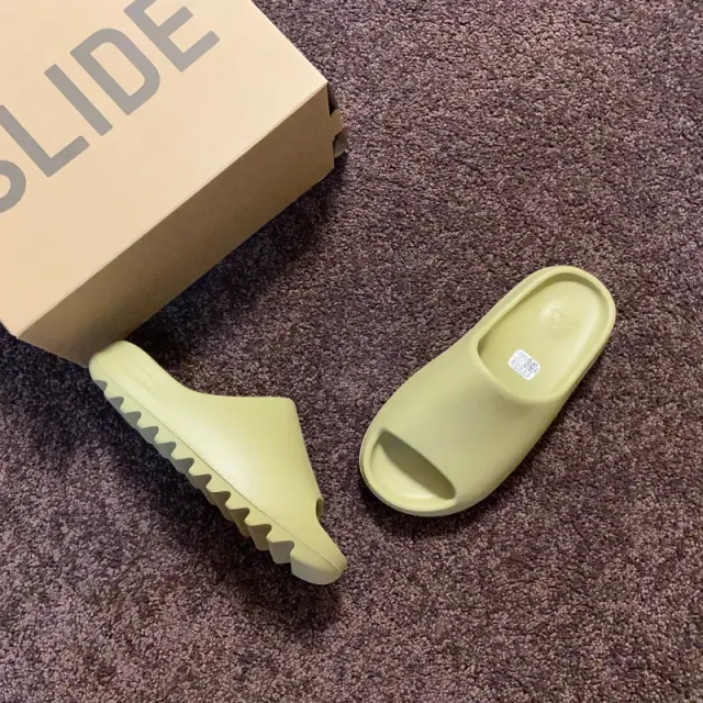 Yeezy Slide Semi Frozen