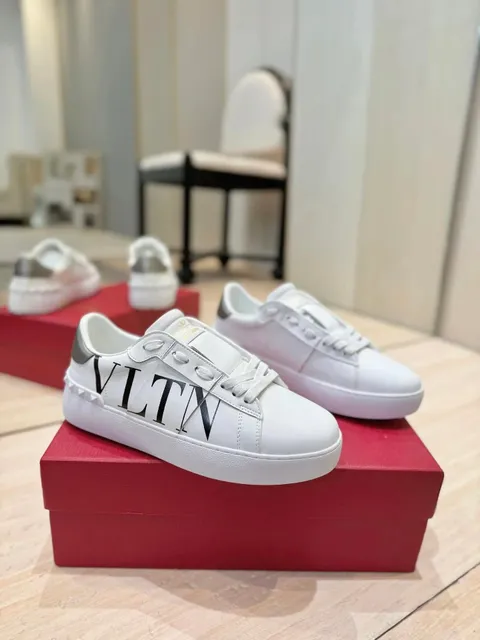 Valentino Rockstud Sneaker VLTN Logo